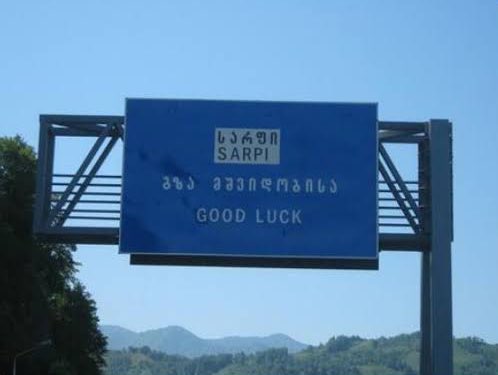 Normalde ülke sınırlarından çıkarken tabelada “Good bye” yazar ama Gürcistan’dan Türkiye’ye giderken “Good Luck” yazmaktadır.