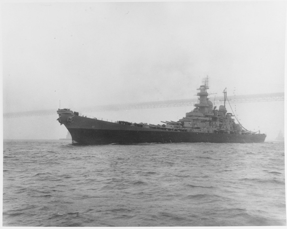 Rich_Ships's tweet image. 🇺🇸USS Wisconsin (BB-64) passing under a foggy Golden Gate Bridge - San Francisco, CA in September 1945

Note the homeward bound pennant

NH 66295

#BB64 #USSWisconsin #GoldenGate