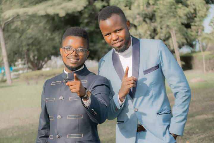 SearchRoom_Ug's tweet photo. Some time ago when Our Bosses Posed for Photo.😁❤️
@Prosperous2020🤝 @BestGeoreen

Happy Birthday bwana CEO. https://t.co/20mvEw2ANY