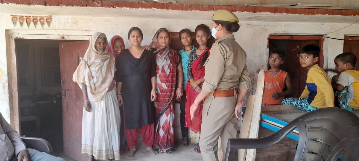 shravastipolice's tweet photo. #Shravastipolice 
#थाना_इकौना
#मिशनशक्ति
नारी सुरक्षा दल द्वारा #मिशनशक्ति के प्रचार-प्रसार हेतु कस्बा/क्षेत्र का भ्रमण कर बालिकाओं/महिलाओं को UP-112, वूमेन पावर लाइन 1090, मुख्यमंत्री हेल्पलाइन, ट्वीटर सेवा आदि के बारे में जानकारी देते हुए जागरूक किया गया।
#MissionShakti https://t.co/3PleSEEVd9