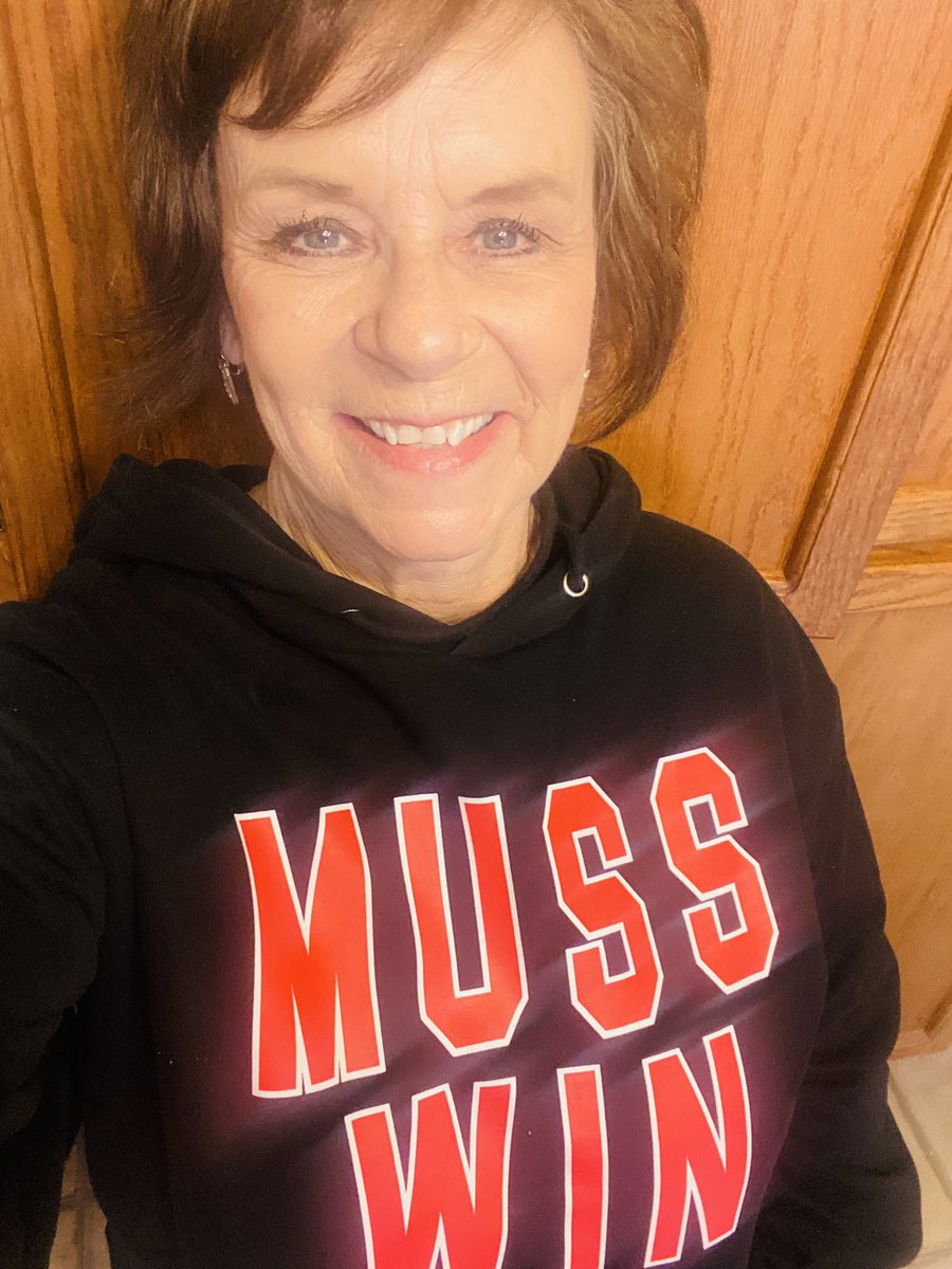 31brhogfan's tweet photo. Looks like might be a hoodie day for the game? Whatโs the temp in Fayetteville?! ๐คท๐ปโโ๏ธโค๏ธprob go w the #mussWin @RazorbackSB I need a Softball shirt to add to my collection https://t.co/CVENGK7yDu