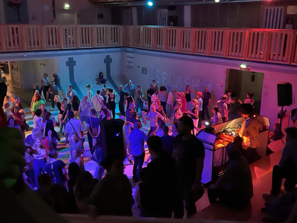 NadCarcasset_91's tweet image. Un week-end d’élue #locale, un week-end #AvecVous 

L’occasion de célébrer 2 mariages, supporter nos footballeurs du #SGS et retrouver les années 80 à la piscine d’en face.

Puis, ce matin, soutenir les organisateurs du cross de @VilledeMorsang.

#Circo9110 #legislatives2022