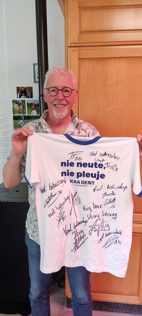 Kleerkeske's tweet photo. Mijn vader had een niet-zo-fijne diagnose gekregen en moet onder het mes 31 Mei. De spelers van @KAAGent hebben na de match gisteren een shirt getekend met veel beterschap. Bedankt allemaal. #Tissoudali #Hein #Godeau #Kums #Bezus #Castromontes #Jordan #enandere! https://t.co/4U4umpWwKw