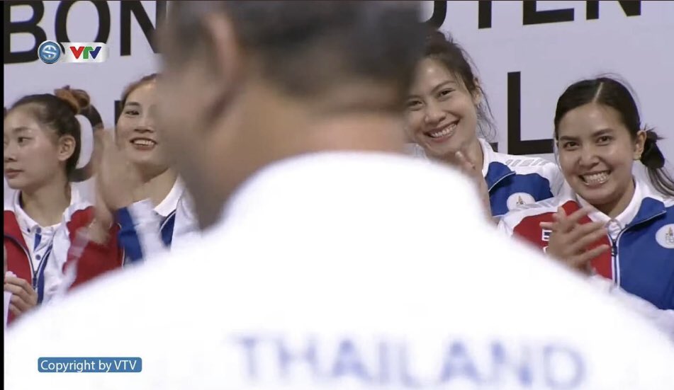 piyachat001's tweet photo. น้ำตาจะไหล อาจารย์อ๊อดเห็นผลผลิตที่ตัวเองบ่มเพาะมากับมือ เจริญเติบโตมาอย่างสวยงามและมีคุณภาพ
#วอลเลย์บอลหญิง #ซีเกมส์2022 https://t.co/7pzUtuu9Fe
