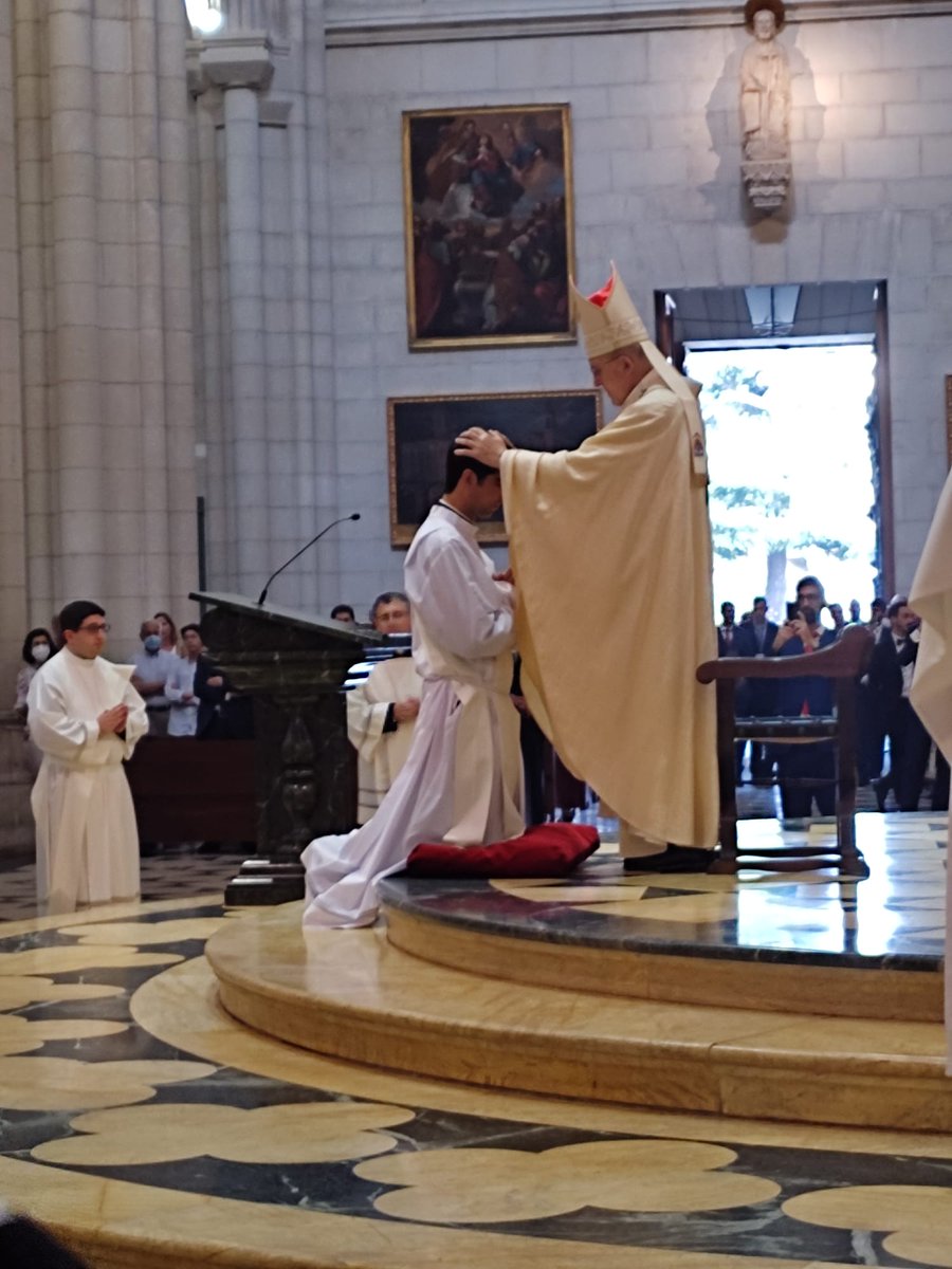 HdadPerdonMad's tweet photo. Ayer fue ordenado sacerdote Esteban Martínez González, hermano fundador de nuestra corporación, miembro de la Junta de Gobierno de 2010 a 2015 y costalero de nuestra cuadrilla. Esteban presidirá la misa del primer día del Triduo el próximo 2 de junio. Enhorabuena D. Esteban. https://t.co/N2gs8BEHGH