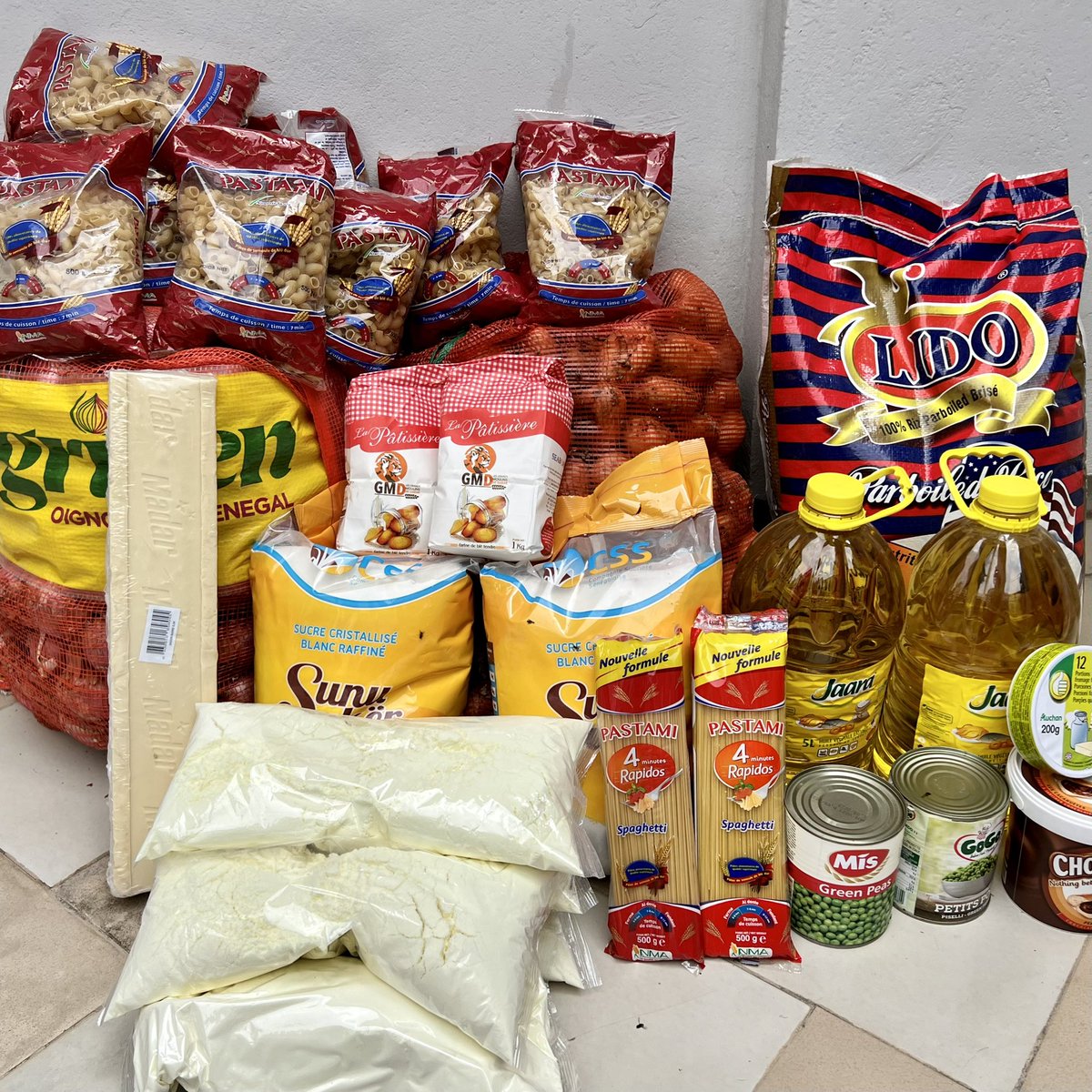 djigane's tweet image. XAM SA WAREEF IN ACTION:
Distribution de denrées de première nécessité à des familles sénégalaises démunies (Dakar, Pikine, Guediawaye, Mbao, Keur Massar, Rufisque, Thiès, Tivaouane, etc.). Vous pouvez aider à toucher plus de familles : 771988972. @sawareef #XamSaWareef #senegal