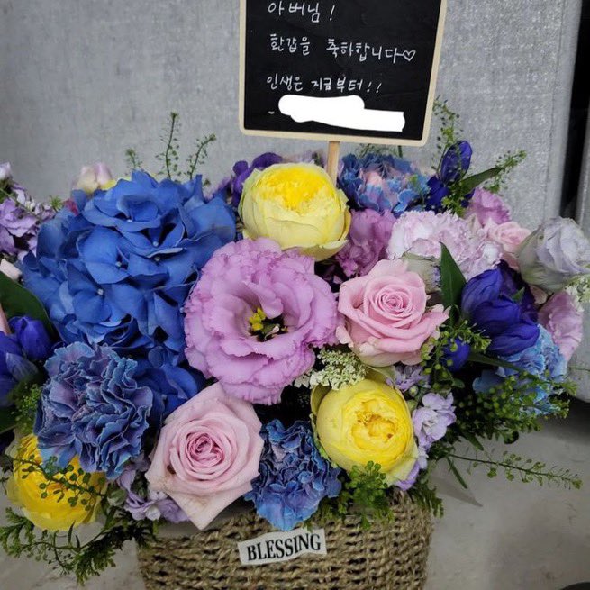 — Nuevo Instagram post de #JIN!

🐹 Papá, feliz 60 cumpleaños
• En la tarjetita de regalo junto a las flores dice; Papá! Feliz 60 cumpleaños♡ La vida comienza ahora!!