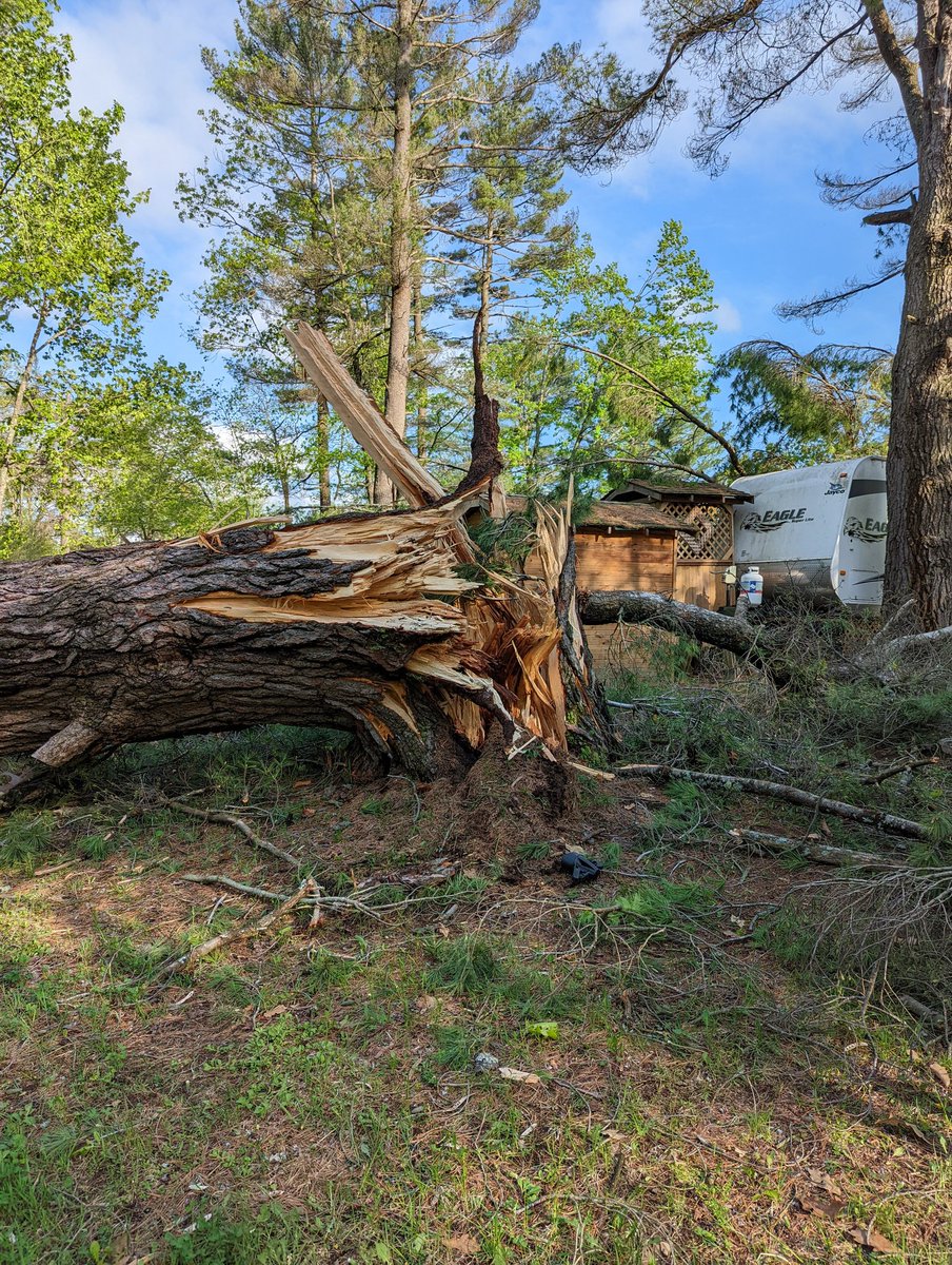 Jo_paq's tweet photo. Several trailers destroyed and vehicles damaged by severe derecho #ONstorm yesterday at trailer park on Stoney Lake. #ptbonews @weathernetwork https://t.co/VViqKrEpne