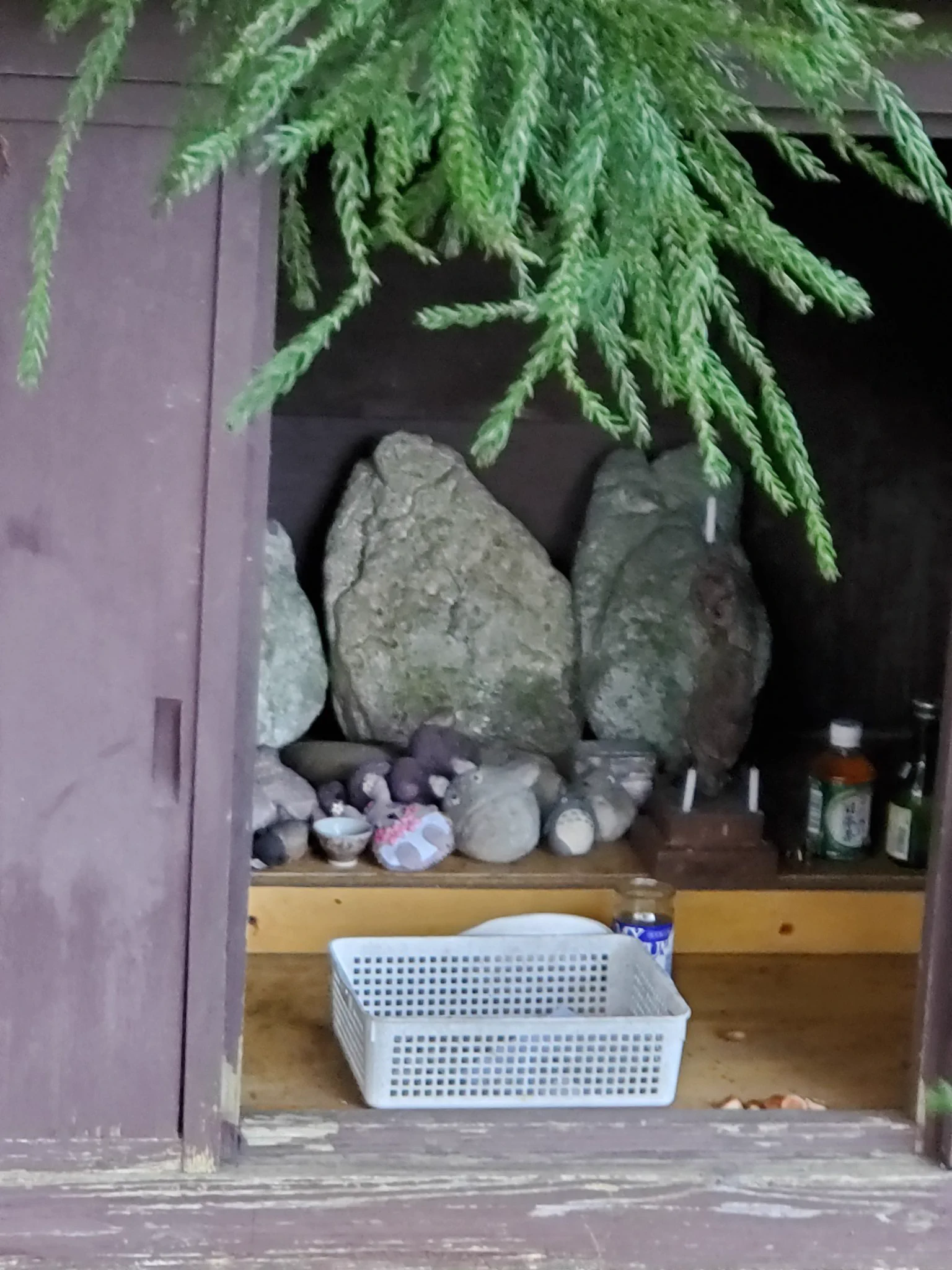 ちなみにトトロの中にある祠にもトトロ(^^)  