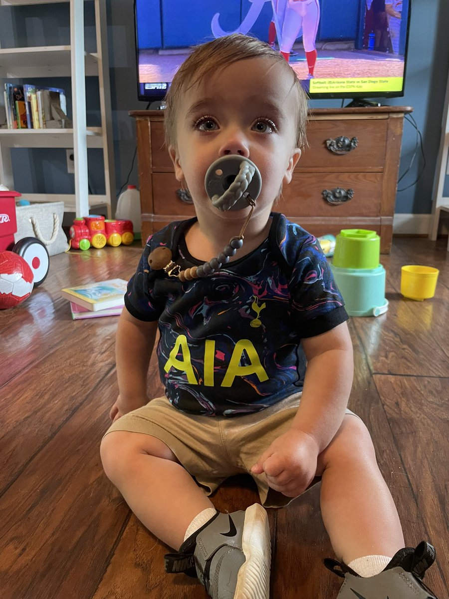 tipp10's tweet photo. Sutton says “Come on you Spurs!” @SpursOfficial he’s ready to be signed 😎 @premierleague @PLinUSA #MyPLMorning https://t.co/8ugidZa9ED