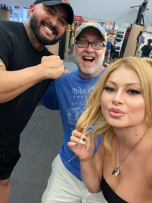 On set with @DeanCapture @lisadaniels3 https://t.co/prsKCV8Xqr<a class="tags" href="/tag/deancapture">@deancapture</a><a class="tags" href="/tag/lisadaniels3">@lisadaniels3</a>