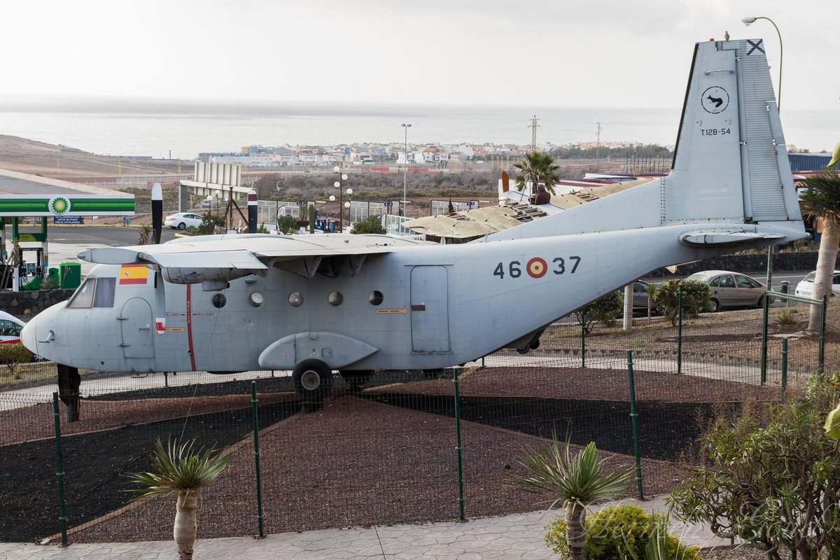 Goldphlyer's tweet photo. Wat doe je met een vliegtuig die een klein ongelukje heeft gehad maar er verder nog goed uit ziet? Die zet je in een slaperig dorpje tegenover de luchthaven toch? 

#GranCanaria #casa212 #preserved #AvGeek #spain #aviationphotography https://t.co/Nj9ghsLDfO