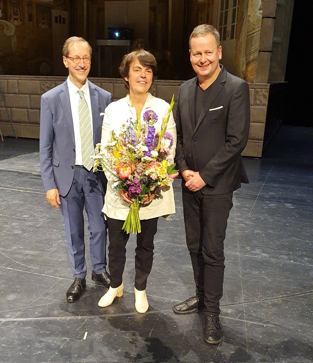 seehandlung's tweet photo. Amelie Deuflhard @adeuflhard erhält den #theaterpreisberlin der Stiftung Preußische @seehandlung überreicht von @klauslederer @SenKultEu im Rahmen des #Theatertreffen @blnfestspiele Gratulation! https://t.co/L4fxNuKYdl