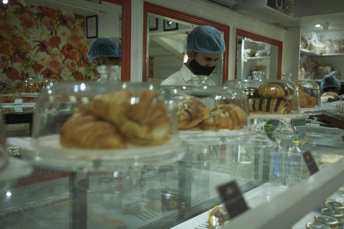 suneetmpahwa's tweet photo. While walking in the #khanmarket, I and my friend @Shubham99109108 wanted to have Coffee, and we entered @theartful_baker
What a lovely bakery!! A small thank you note for wonderful coffee!
#weekendvisit #fujifilm #x100v https://t.co/NreEYKLvSH