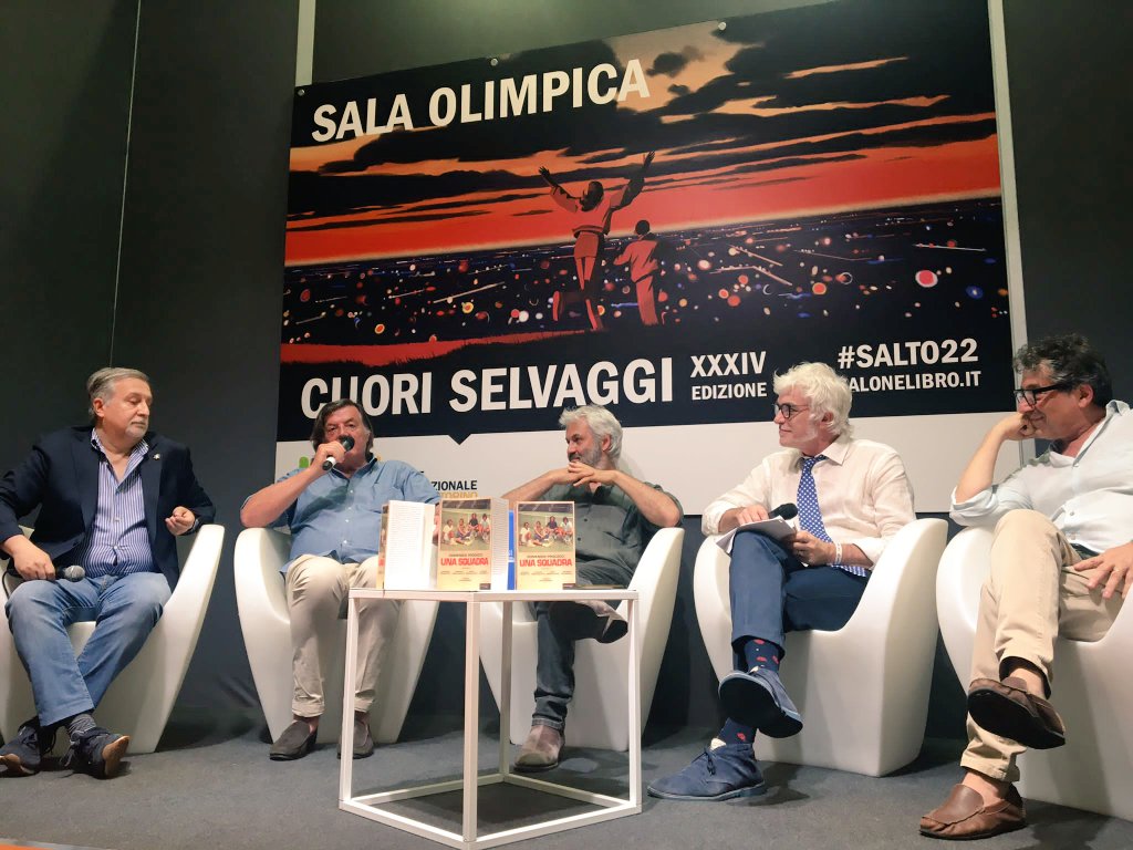 tiztr's tweet photo. "Leggere questo libro fa venire voglia di vivere." @SandroVeronesi alla presentazione di #UnaSquadra @SalonedelLibro @FandangoLibri con @AdrianoPanatta #DomenicoProcacci #StefanoSemeraro e #AndreaPavan https://t.co/7ozlQSrEGr