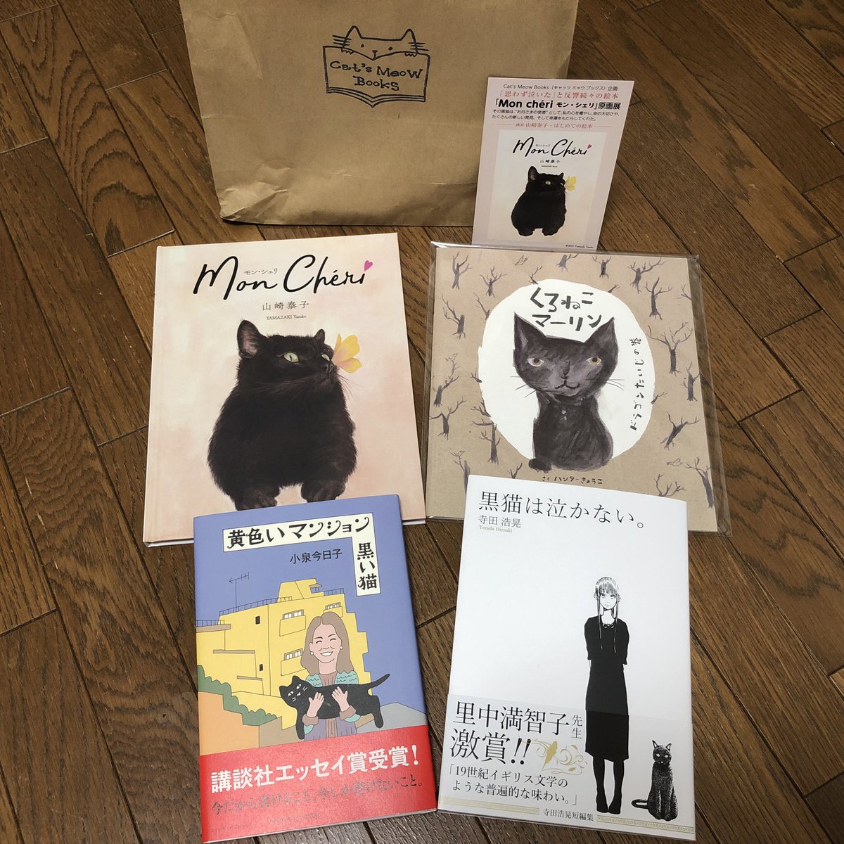 azu_chabi's tweet photo. 後頭部のちょこっと白いところと八重歯がチャームポイントの店員さつきさん🐈‍⬛presentsキャッツミャウブックス@CatsMeowBooks で黒猫祭🐈🐈‍⬛🐈

2022.6.6迄開催の絵本『モン・シェリ』原画��の原画はどれも猫をふっくら包むようにやさしくてあったかかった
#本 #猫 #書店 #三軒茶屋 #週末読書 #絵本 https://t.co/Du1Py83YHK
