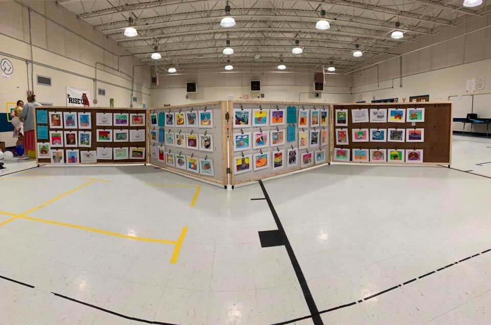 SpringdaleMacon's tweet photo. Fine Arts collectors showed up in droves! So glad that you didn’t miss this SWEET event. Thank you for buying these amazing pieces and supporting Ms. Q‘s amazing art program by making your purchase! #SprindaLEADS #SpringdaleMAGIC https://t.co/yjFflfJUzv
