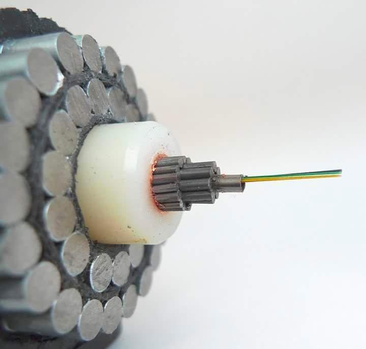 EnsedeCiencia's tweet image. Así es la estructura de un cable submarino que provee de Internet.