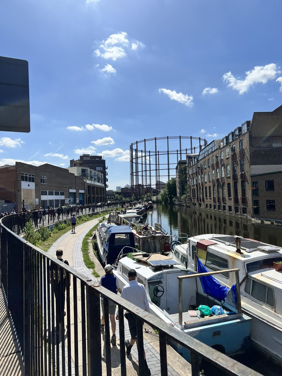 DocSandip's tweet image. Despite the heat that has to be the coolest half I have done in a while. Proper party vibes 🎉

Well done to all those who endured the high temperatures. 🔥

#hackneymoves #HackneyHalf #ukrunchat