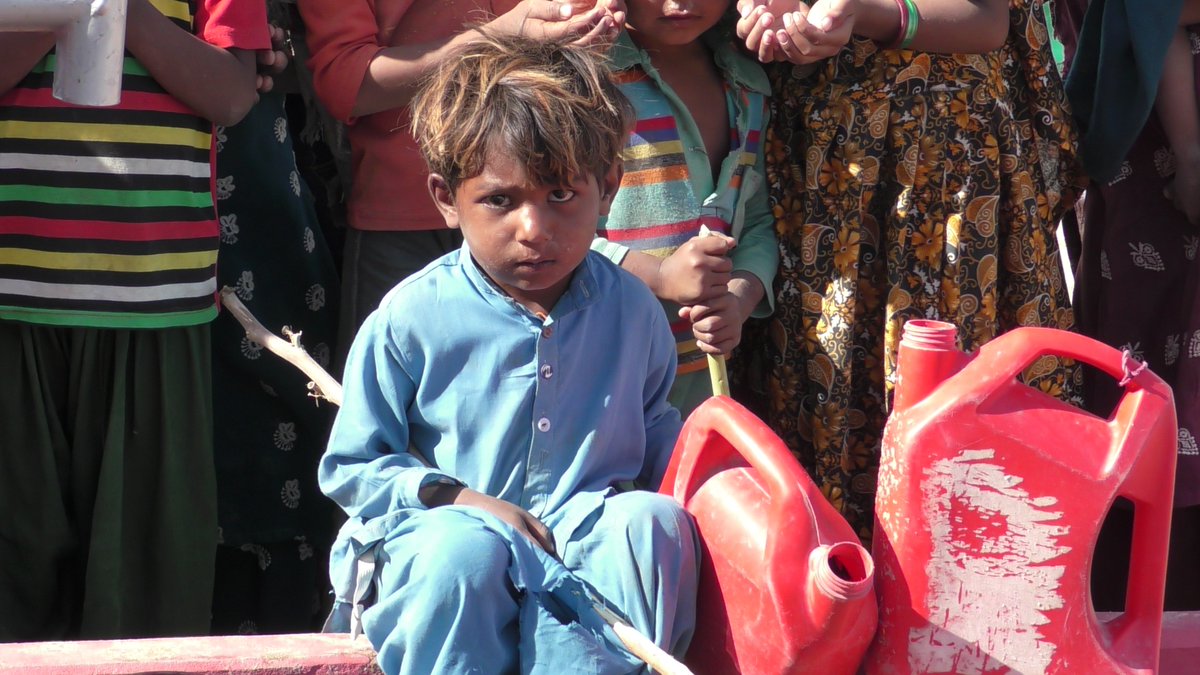 KhubaibPak01's tweet photo. "Relief Work in Cholistan" On Sunday Khubaib Foundation has distributed Drinking water and medicines in different parts of Cholistan. Our Teams are working at different places in Cholistan as it covers an area of about 200km 
#khubaibFoundation  
#Cholistan 
#ServingHumanity https://t.co/mhF3XXc241