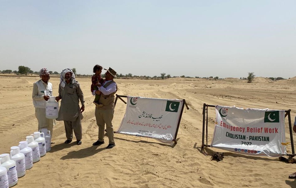 KhubaibPak01's tweet photo. "Relief Work in Cholistan" On Sunday Khubaib Foundation has distributed Drinking water and medicines in different parts of Cholistan. Our Teams are working at different places in Cholistan as it covers an area of about 200km 
#khubaibFoundation  
#Cholistan 
#ServingHumanity https://t.co/mhF3XXc241