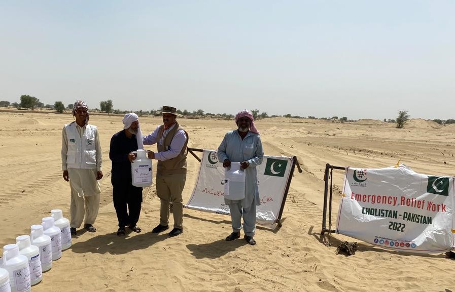 KhubaibPak01's tweet photo. "Relief Work in Cholistan" On Sunday Khubaib Foundation has distributed Drinking water and medicines in different parts of Cholistan. Our Teams are working at different places in Cholistan as it covers an area of about 200km 
#khubaibFoundation  
#Cholistan 
#ServingHumanity https://t.co/mhF3XXc241
