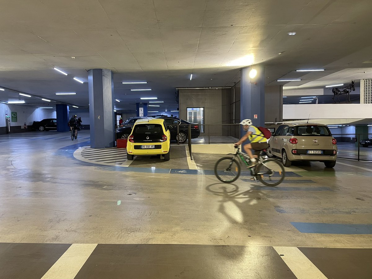OlivierRazemon's tweet photo. Pédaler dans un stade, danser dans des parkings souterrains sur son vélo, rouler dans des usines ou des couloirs en passant devant le bureau de l’aide-comptable. Voici @velotour , ici à Orléans, qui organise des balades insolites à vélo dans les villes. https://t.co/kT0CpGEV5O