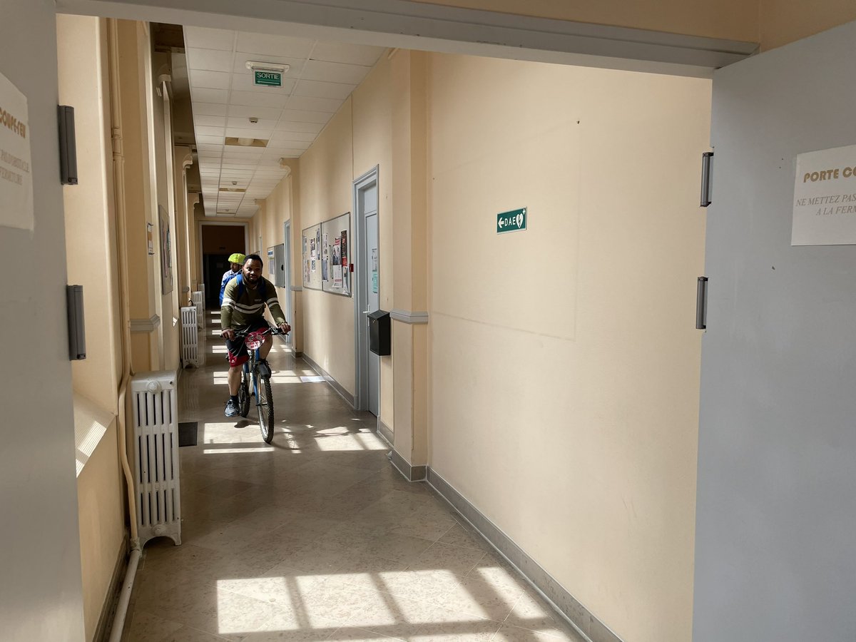 OlivierRazemon's tweet photo. Pédaler dans un stade, danser dans des parkings souterrains sur son vélo, rouler dans des usines ou des couloirs en passant devant le bureau de l’aide-comptable. Voici @velotour , ici à Orléans, qui organise des balades insolites à vélo dans les villes. https://t.co/kT0CpGEV5O