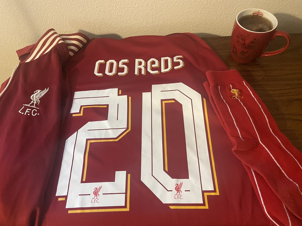 MMelfi1's tweet photo. Lucky Red Socks ✅ Tea out of my lucky mug✅ New 22/23 Kit repping the @LfcSprings ✅ Shankly Jacket because it’s 🌨 in Colorado Springs ✅ Stevie G securing our Premier League title….loading! All ready!!! #MyPLMorning @PLinUSA @LFCRetail @ScousersUS @LFCUSA @The2RobbiesNBC https://t.co/BPd5rvyEw9