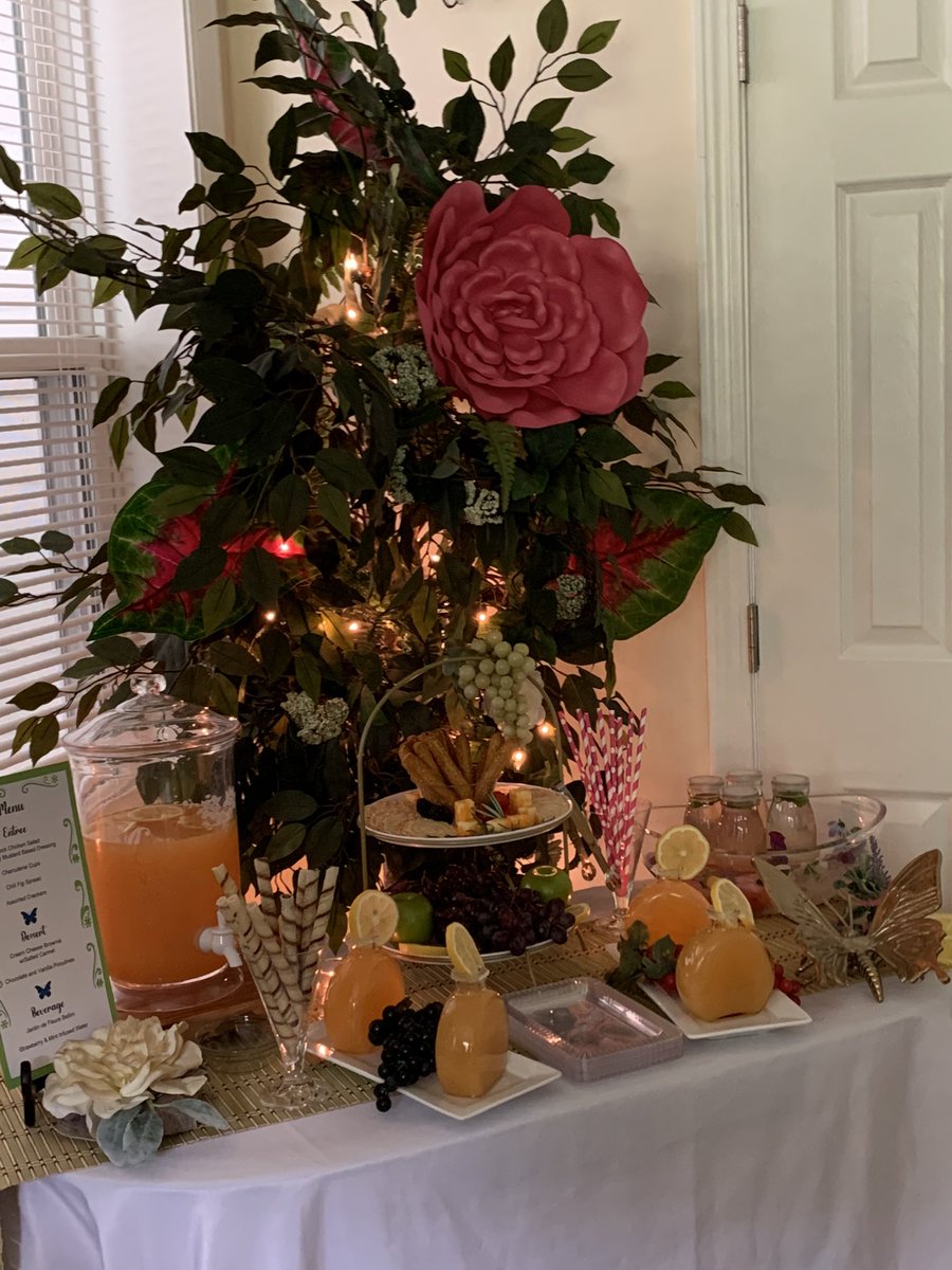 Davenportc87's tweet photo. Some people as an adult are still trying to figure out their gifts and that’s ok. Keep searching until you find it!! My BFF is CLEAR on hers. Check out this indoor garden party. #creativetransformations #usingyourgifts #celebratingfrienship https://t.co/rSVoAKWwKq