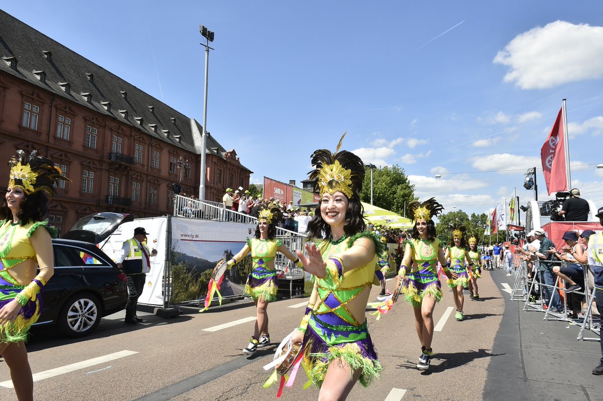 rlpNews's tweet photo. 📺TV-Tipp für alle Daheimgebliebenen: der große #Festzug zum #RLPTag in #Mainz jetzt im #SWR Fernsehen! Stream https://t.co/2RMyaxfNoc https://t.co/UybgtBlaqn