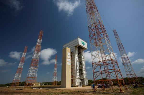 sentandoapua's tweet photo. Janela brasileira para o espaço é apresentada ao empresário Elon Musk - Força Aérea Brasileira - https://t.co/hvYqGgMRcb https://t.co/mbIjcylF5k