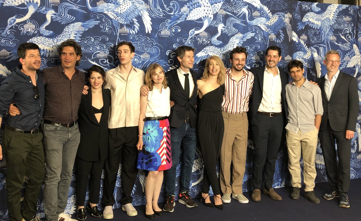 Présentation de LA DÉRIVE DES CONTINENTS (AU SUD) de Lionel Baier à la <a href="/Quinzaine/">Quinzaine des Cinéastes</a> à #Cannes2022 !

Avec les comédiens Isabelle Carré, Théodore Pellerin, Ursina Lardi, Ivan Georgiev, <a href="/tomvillaoff/">Tom Villa</a> et Daphne Scoccia, le coscénariste <a href="/laurentlarivier/">Laurent Larivière</a> et ses producteurs !