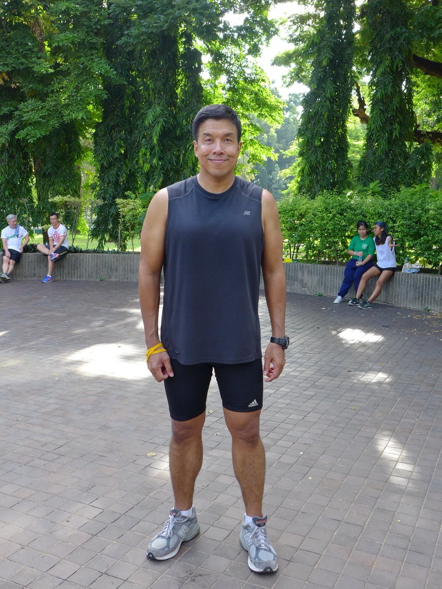 “ลูกชายของผมเกิดปี 2000 ร่างกายภายนอกของเขาปกติดี กระทั่งวันหนึ่งมีคนทักว่า ทำไมเรียกแล้วไม่หัน พออายุหนึ่งขวบกว่าๆ ผมตัดสินใจพาไปตรวจ พยาบาลบอกผลว่า ลูกชายของผมหูหนวก เคยเห็นเด็กหูหนวกส่งภาษามือ แต่ไม่คิดว่าจะเจอกับตัวเอง เป็นวินาทีเปลี่ยนชีวิตเลย ผมตกใจ นั่งร้องไห้ สงสารลูก