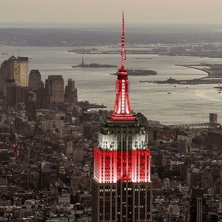 KeepItKiss's tweet photo. #NotoriousBIG, was yesterday honored at the Empire State Building in NewYork. It was well lit up with red & white & featured a spinning crown on top to honor #BiggieSmalls Legacy.
The city has declared 21st May, as Christopher Wallace Day. #OffThePress #KeepItKiss #BIG50 #Biggie https://t.co/5IyLGOXaVi