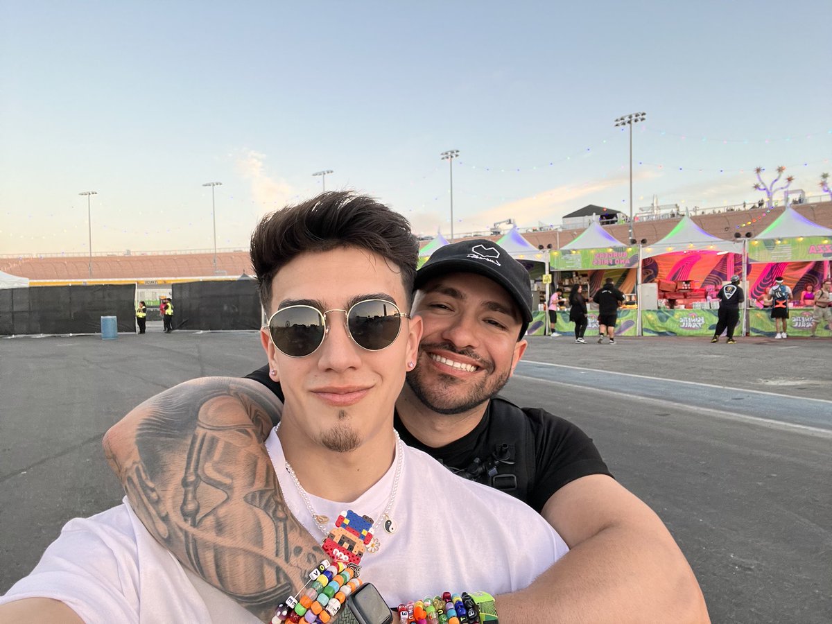 392Dapper's tweet image. #EDCLasVegas with the love of my life 🥺🫶