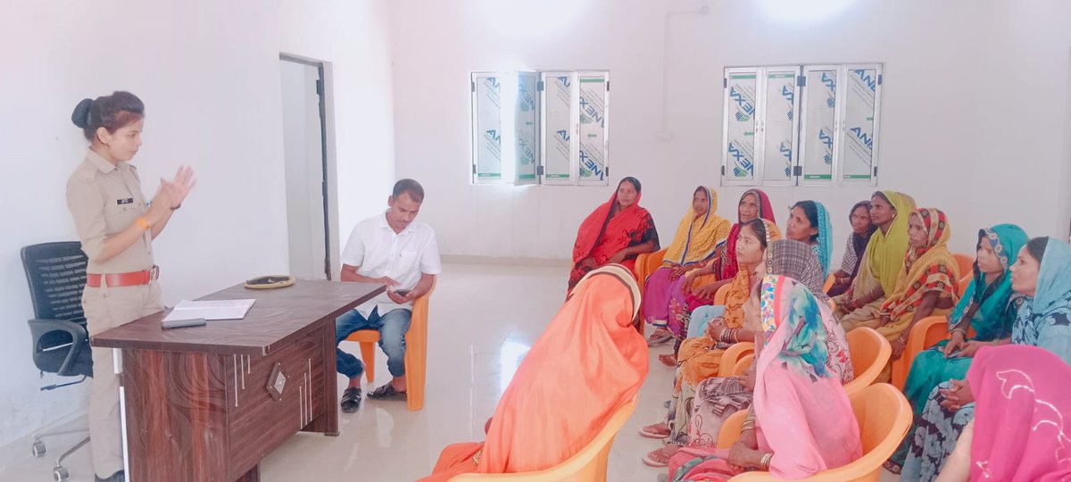 walterganj's tweet photo. #BastiPolice #मिशनशक्ति (नारी सुरक्षा,नारी सम्मान,नारी स्वावलंबन) #MissionShakti के तहत थाना वाल्टरगंज में महिलाओ को हेल्पलाइन नम्बरों-1090/181/1098/112/ 1076 के बारे मे जागरूक किया गया। 
@bastipolice 
@digbasti 
@Uppolice 
@AdgGkr https://t.co/VOMqD7B0jq