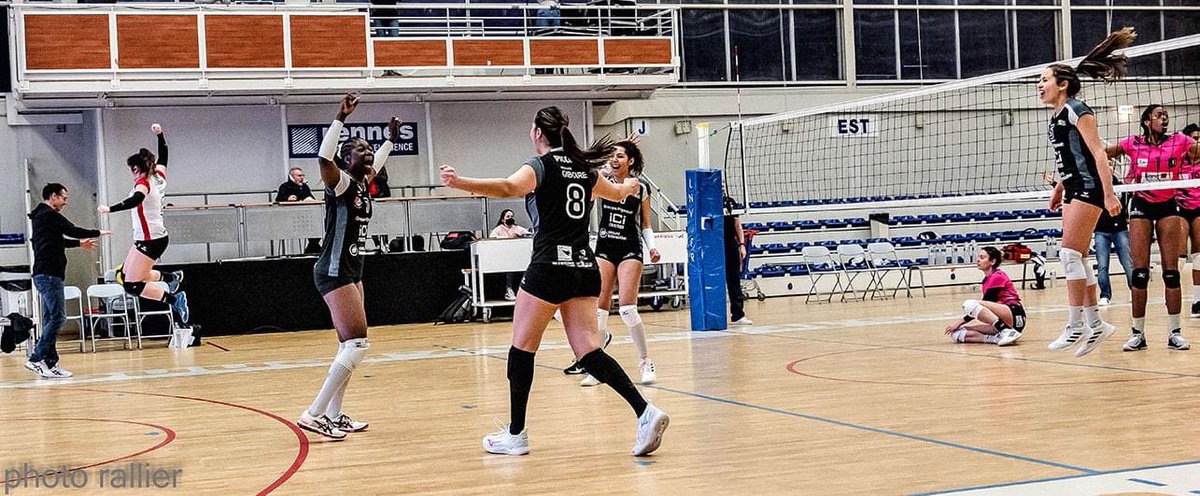Shayane_94's tweet photo. Clap de fin de saison 🤍🖤 #recvolleyfeminin #rennes https://t.co/cOIWe60dIb
