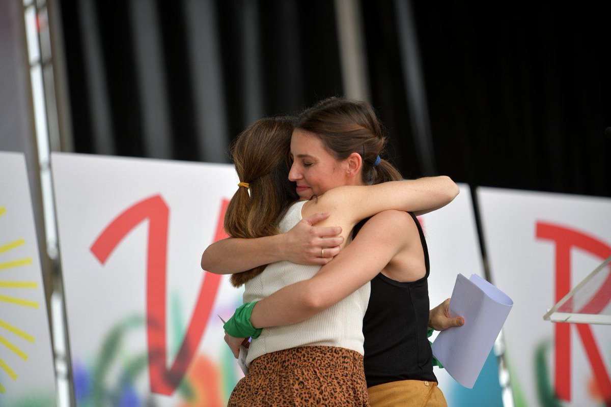 IreneMontero's tweet photo. No hay palabras para expresar el valor y la belleza que tiene ser parte de la militancia de @PODEMOS, de este proyecto colectivo, para transformar nuestro país y que todo el mundo tenga acceso a una vida que merezca la pena ser vivida. Gracias💜Sí se puede✊
#FiestaDeLaPrimavera https://t.co/BWeAur2eVC