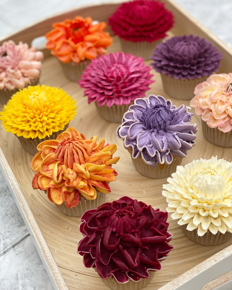 POP of colour ... What do you think? 
#cupcakes #cupcakebouquets #cakeart #prettypretty #SBS #QueenOf #WOW  #HandmadeHour #buttercream #tenterden #frosting #smallbusiness #wedding #sbs #SmartSocial #cupcakes 
taylormadecakecourses.co.uk