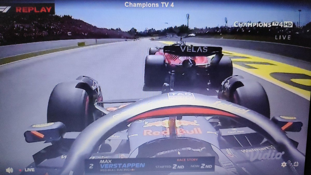 Sainz gak kasihan apa ya, Leclerc suruh gendong Ferrari sendirian 
*Gambar pemanis