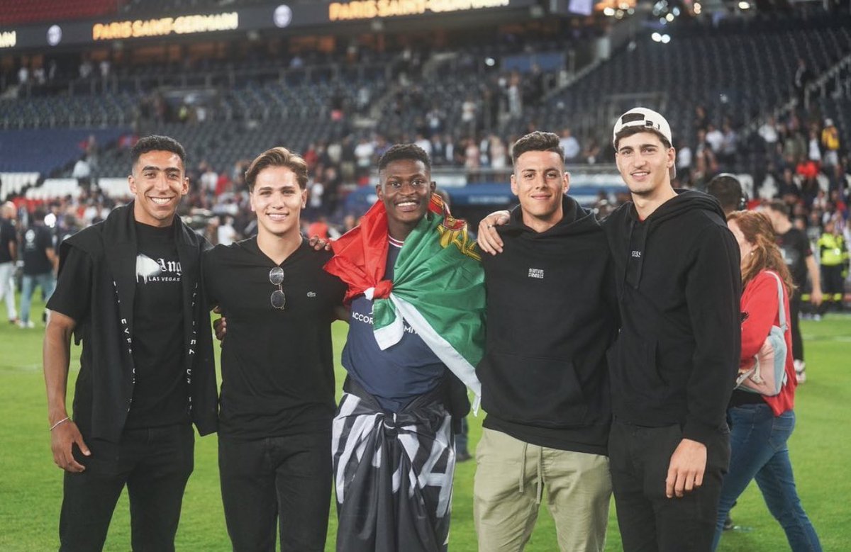 🎉 Tiago Tomas et João Daniel ont fêté le titre du #PSG au Parc avec Nuno Mendes !

#SportingCP