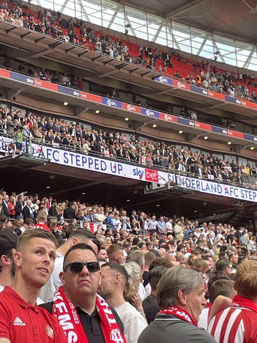 VirtualDeadhead's tweet photo. @RokerReport @RJXMEDIA Spotted a former goalkeeper while getting a snap of the royal box https://t.co/8f8XJ2YbiH
