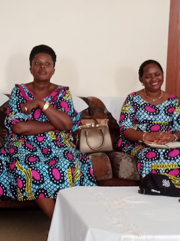 BubanzaCommune2's tweet photo. #Burundi:Muvyo abakenyezi barongoye abandi mu Ntara no mu makomine basaba Buramatari wa @BubanzaProvince,harimwo kuronswa ibiro bazokoreramwo mukwakira abandi bakenyezi bagenzi babo,kuronswa umurima bazorimamwo bakawita uwakarorero.
#Bubanza
#Forum_des_Femmes. https://t.co/DE4jyz1x9M