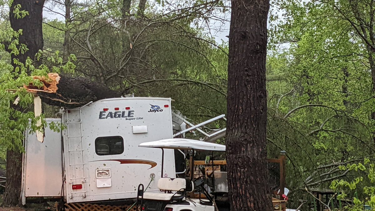 6Anthony8's tweet photo. Many trailers  destroyed and vehicles damaged by #ONStorm that ripped through our campground on Stoney lake.  @weathernetwork #ptbonews https://t.co/FCJ4XKI5zW