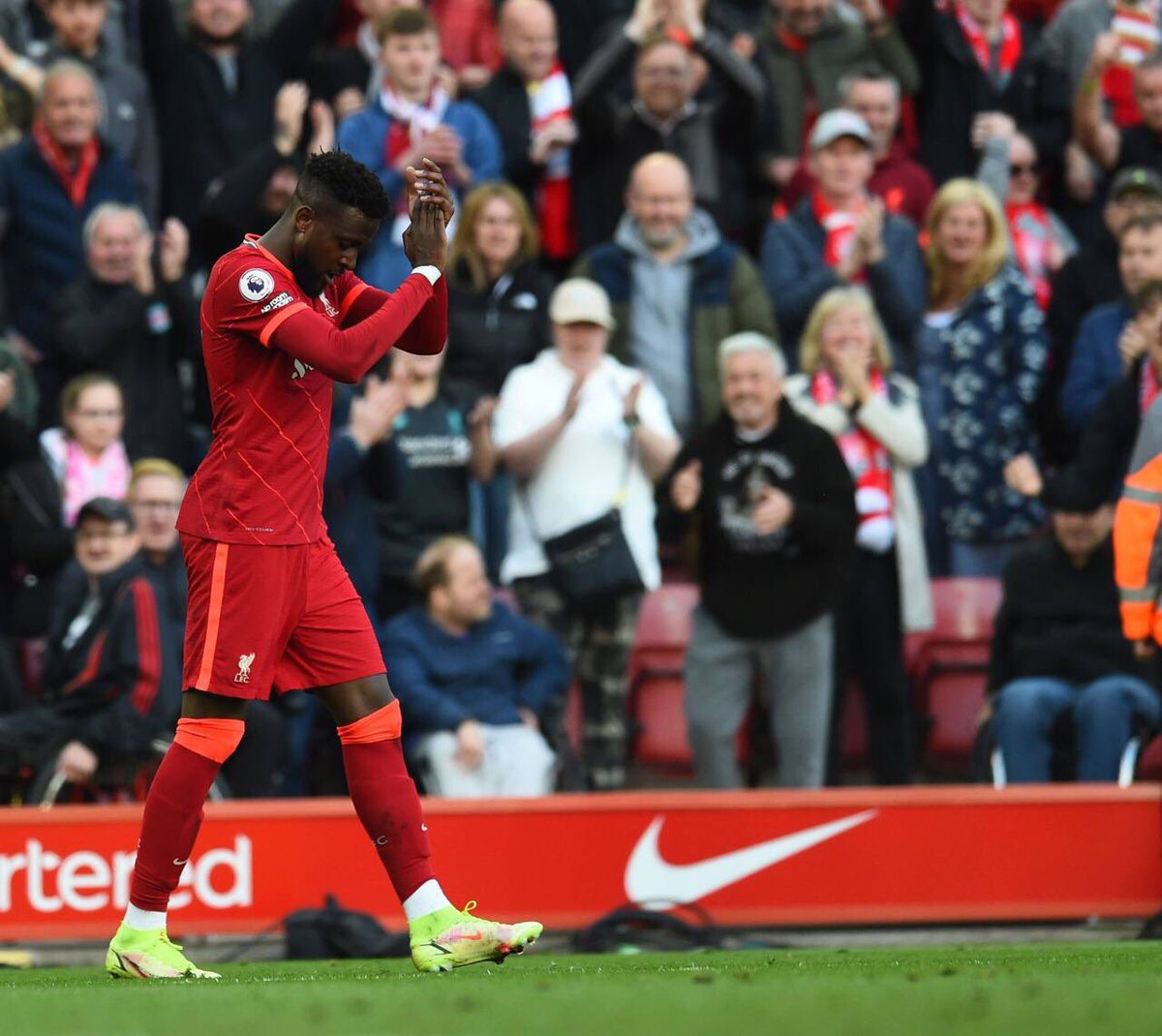 ATTACK1911's tweet photo. الأخيره يا أوريجي💔
الأنفيلد سيشتاق لك🥹
#DO27❤️
#YNWA
. https://t.co/ps2IEDxO9s