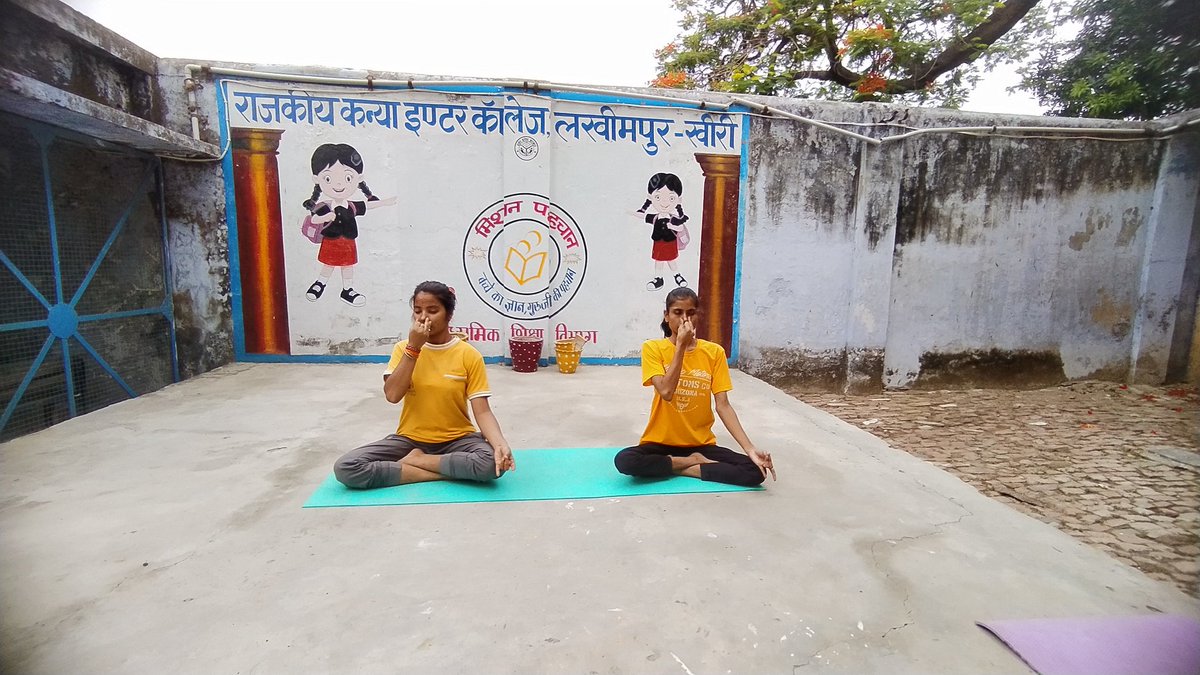 HymnYoga's tweet photo. राजकीय कन्या इंटर कॉलेज में @HymnYoga के द्वारा #InternationalDayofYoga2022 के 30 वें काउंट डाउन पर #CYP सहित #प्रज्ञायोग का अभ्यास उपस्थित शिक्षिकाओं एवं छात्राओं को कराया गया।
पढ़ें 👇
https://t.co/TwHUp3fRq2
#घर_घर_पहुंचे_प्रज्ञायोग_देश_अपना_बने_निरोग
#AmritMahotsav 
@moayush https://t.co/ZVV3DqMaEn