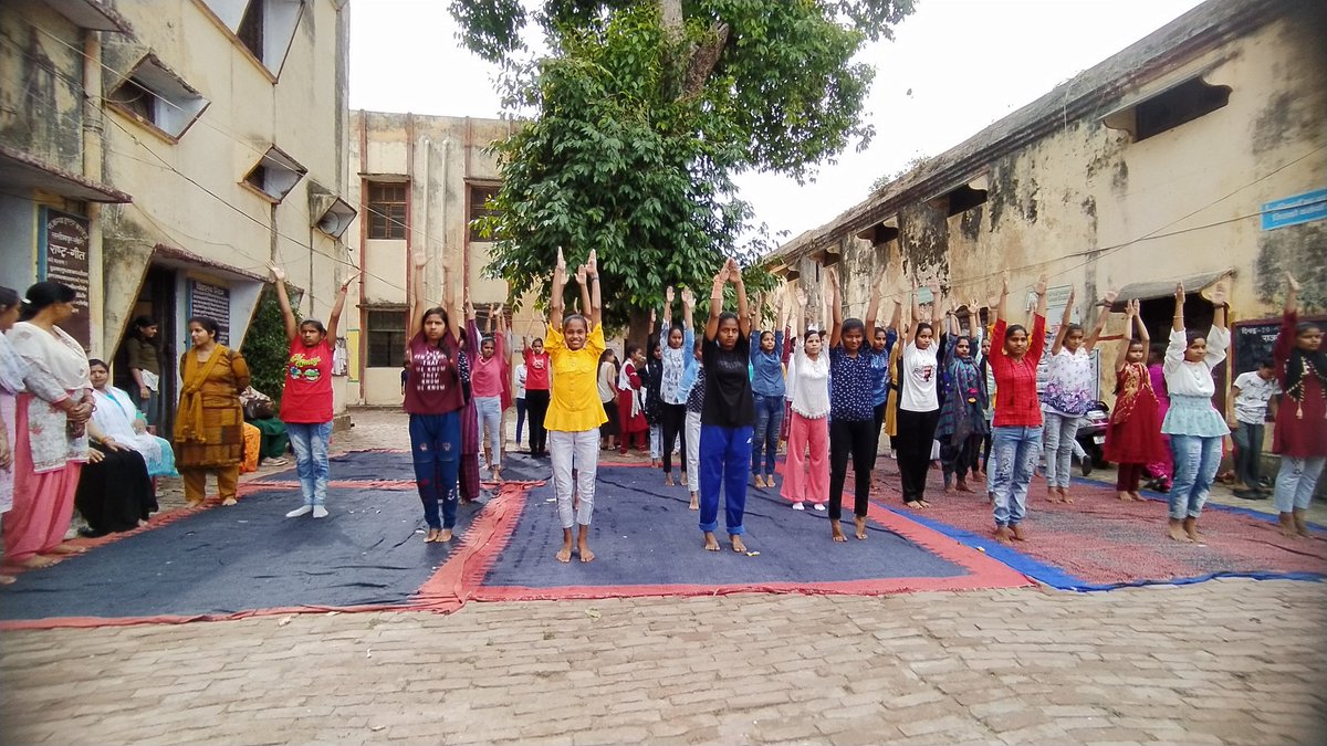 HymnYoga's tweet photo. राजकीय कन्या इंटर कॉलेज में @HymnYoga के द्वारा #InternationalDayofYoga2022 के 30 वें काउंट डाउन पर #CYP सहित #प्रज्ञायोग का अभ्यास उपस्थित शिक्षिकाओं एवं छात्राओं को कराया गया।
पढ़ें 👇
https://t.co/TwHUp3fRq2
#घर_घर_पहुंचे_प्रज्ञायोग_देश_अपना_बने_निरोग
#AmritMahotsav 
@moayush https://t.co/ZVV3DqMaEn
