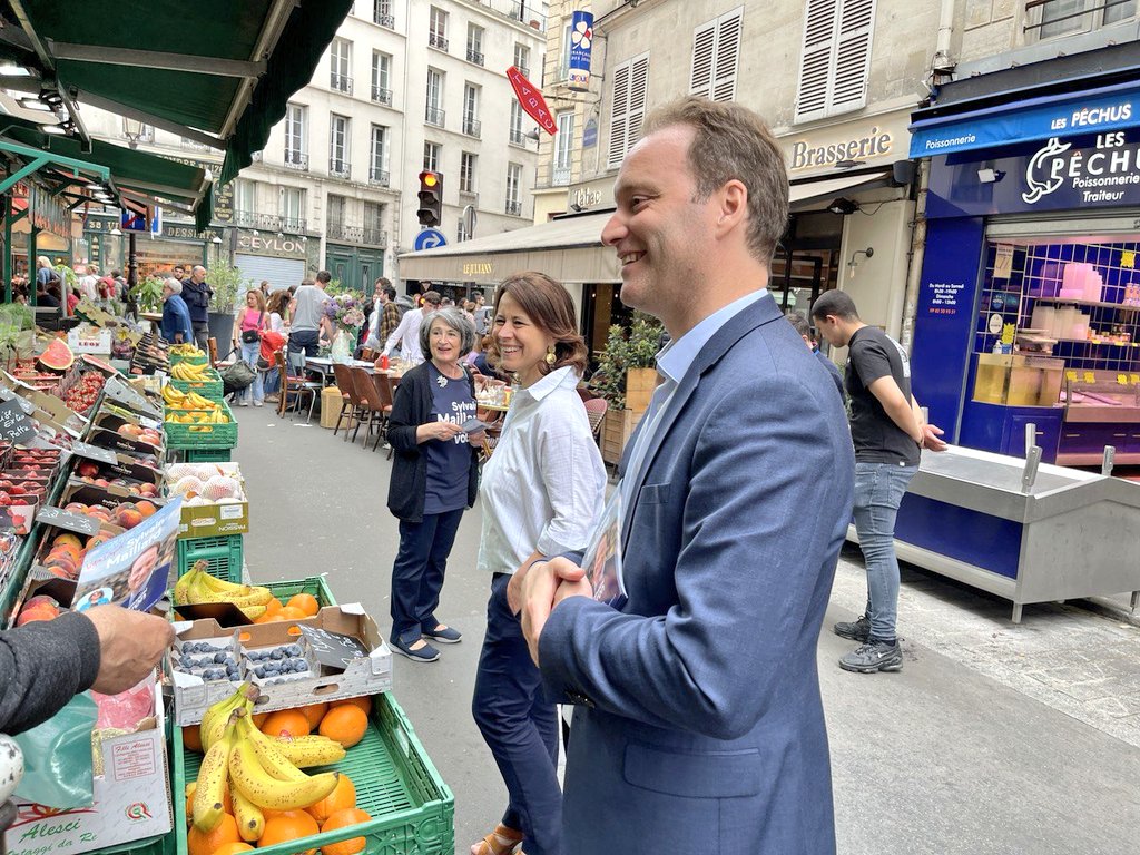 SylvainMaillard's tweet photo. Tractage rue Cadet avec les militants #Ensemble et @dburkli pour présenter notre projet pour la 1ère circonscription de #Paris !

L’occasion de profiter, avec les élus municipaux @sdulermo, @JBGardes et @jpp136312, de la fête des commerçants !👍😍

#Paris9 #Circo7501 #AvecSylvain https://t.co/BsQ77drbOW