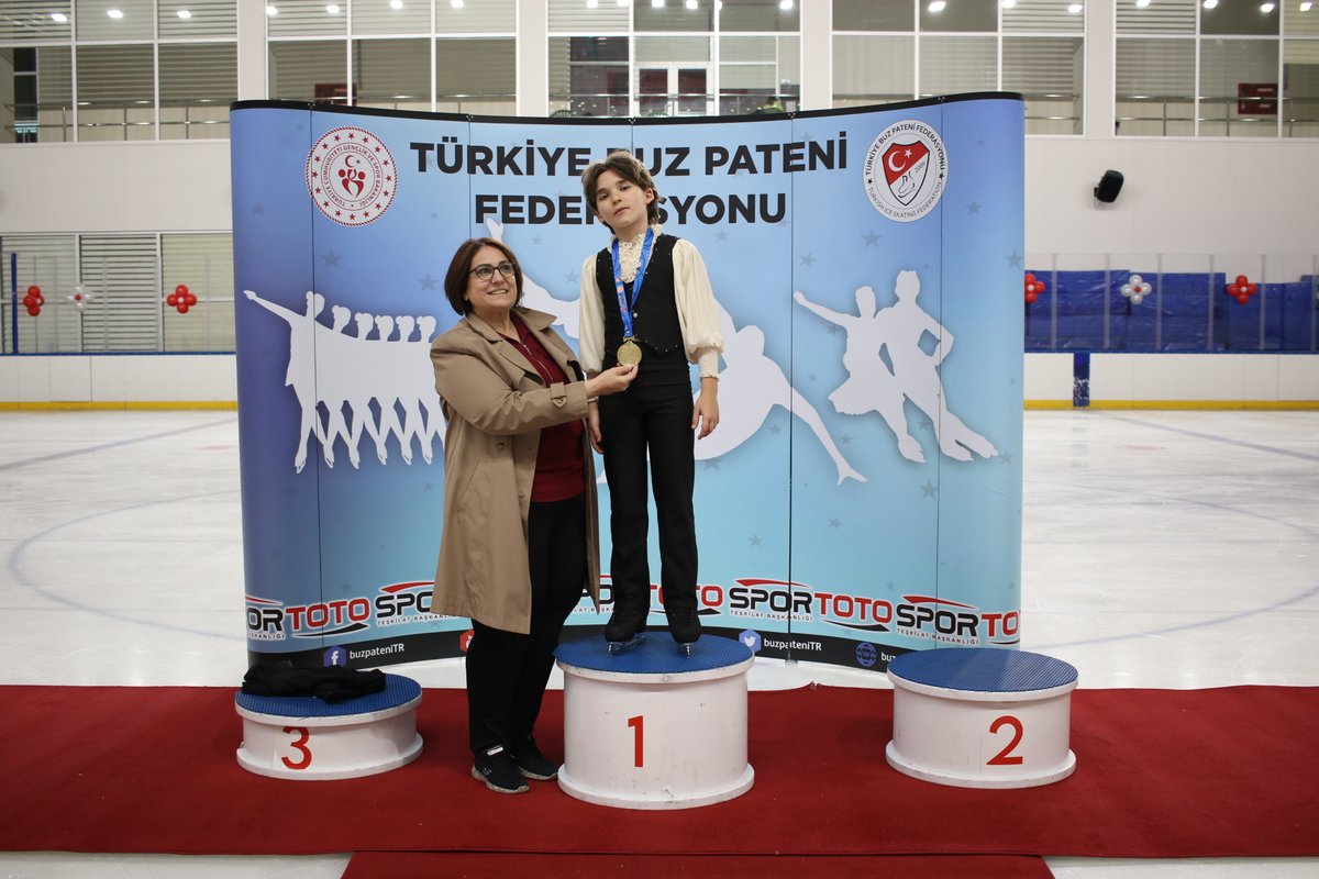 buzpateniTR's tweet photo. Artistik Buz Pateni Ümitler 19 Mayıs Kupası B ve A Kategorilerinde dereceye giren sporcuların madalya töreni ile sona erdi. https://t.co/vIEFclzXdj